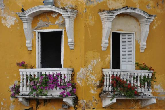 Passaendo no centro histórico de Cartagena, na Colômbia